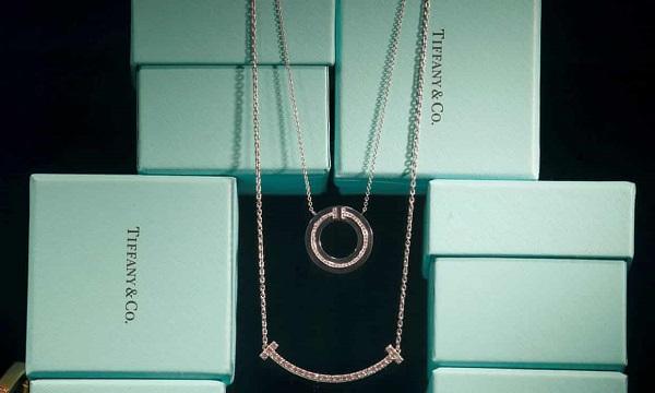 蒂芙尼珠寶在法國巴黎的一家商店中展出